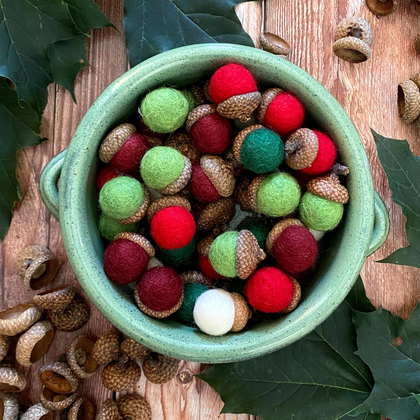 Felted wool holiday splendor acorns s/8